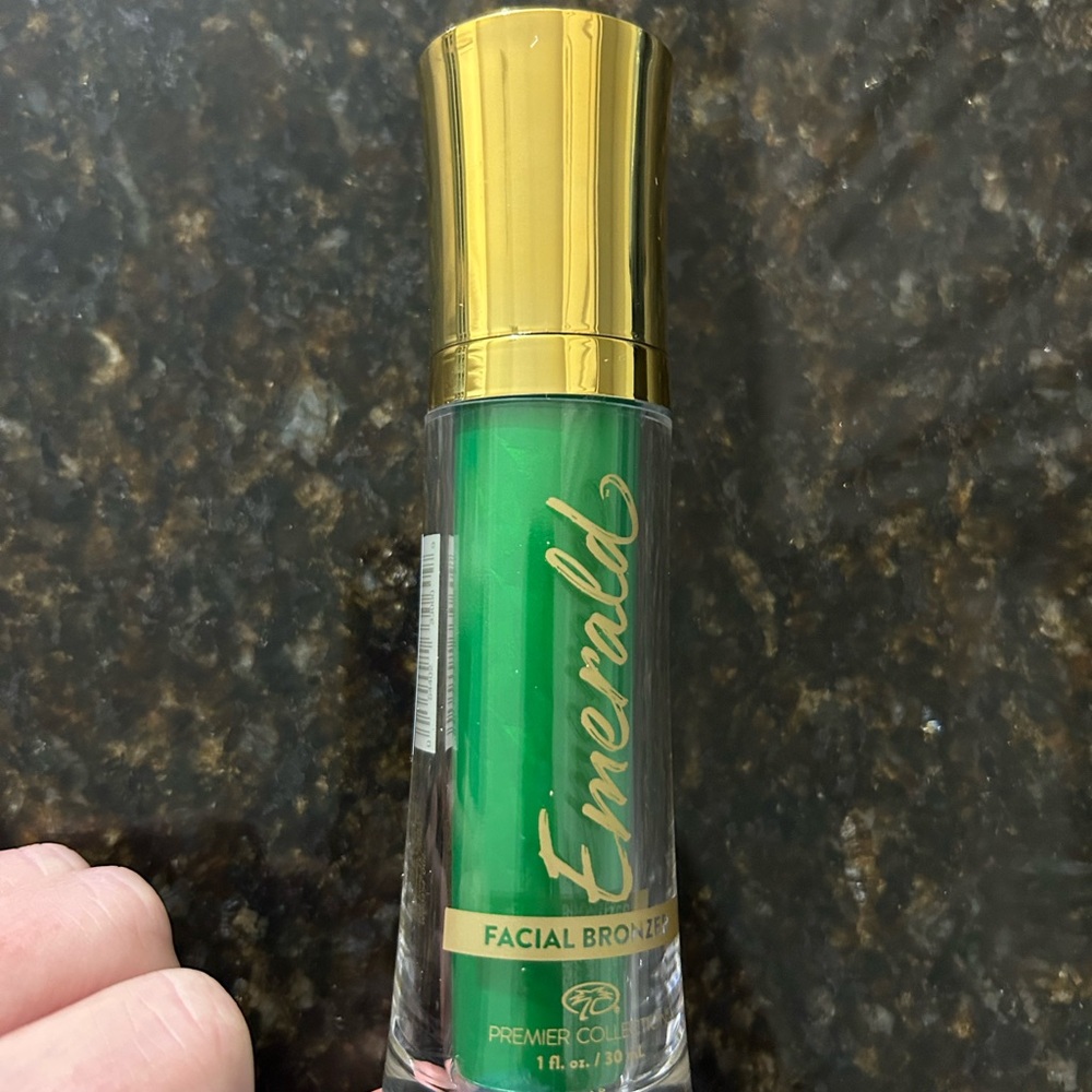 Emerald Facial Bronzer with Gold and Green Accents